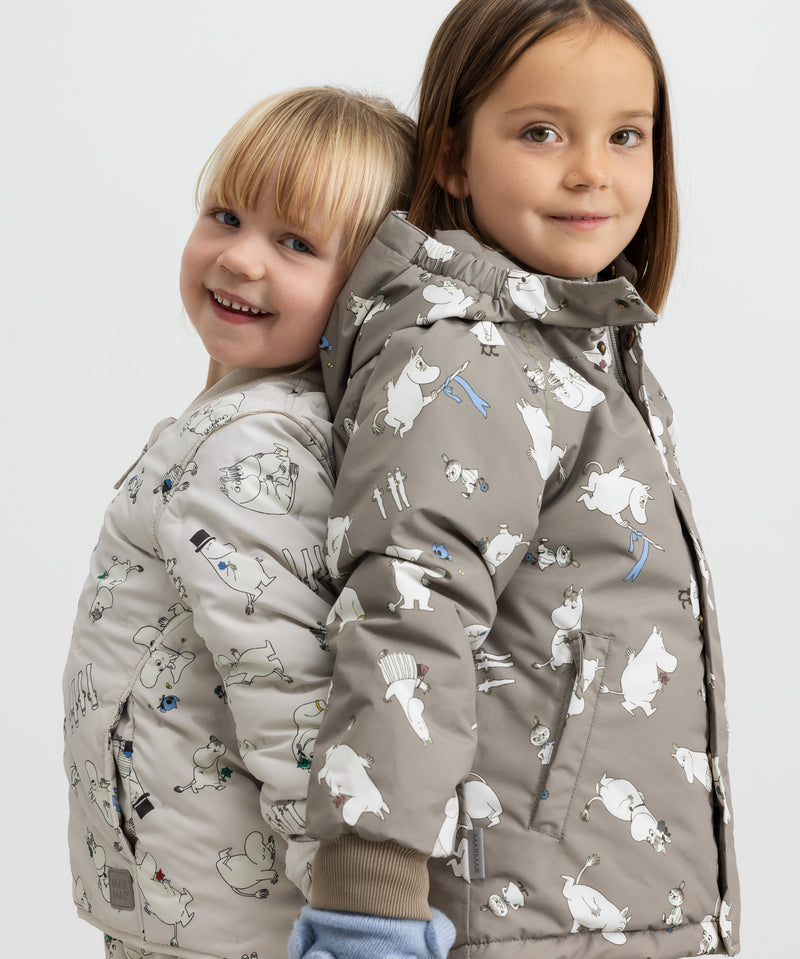 To børn i vinterjakker med Moomin print og hætte.