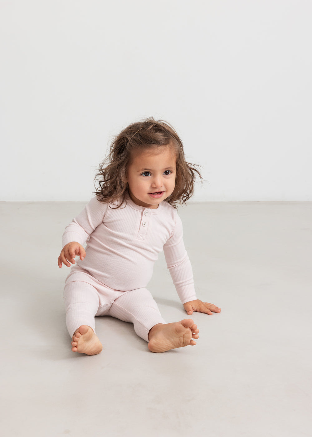 Rosa leggings med ribbet struktur og ensartet pasform, synlige ben ved knæ og ankel