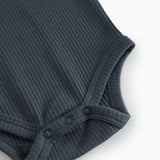 Detalje: blå langærmet body i rib med elastisk kant ved ærme