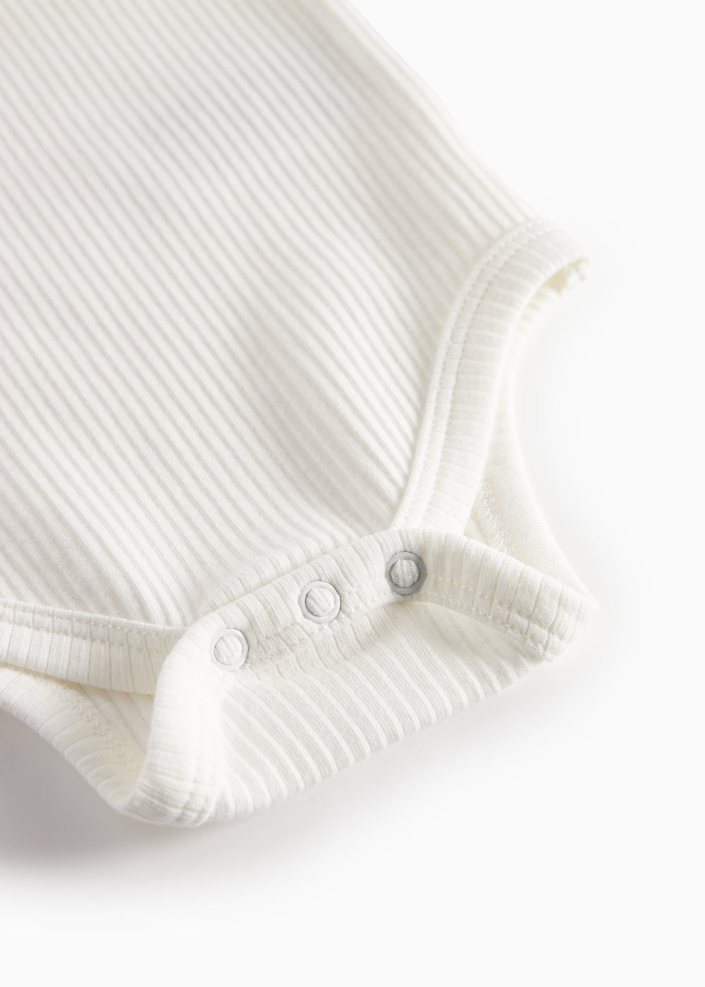Langærmet bodystocking med knaplukning ved skulder og rynket manchet i hvidt
