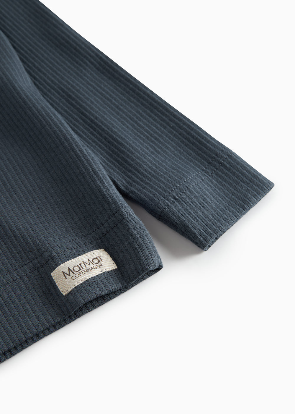Mørkeblå langærmet t-shirt i ribstrik med manchet og mærkelabel ved nederkant