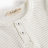 Cremefarvet t-shirt med rund hals og knapstolpe med to synlige knapper