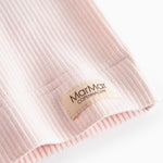 Detalje ved kant og mærke: Marmar Copenhagen i lys rosa T-shirt