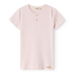 Kortærmet T-shirt i lys rosa med knaplukning ved halsen