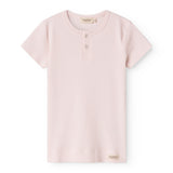 Kortærmet T-shirt i lys rosa med knaplukning ved halsen