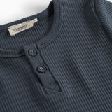 Detalje af børne-T-shirt i mørkeblå ribstrik med knapstolpe og rund hals