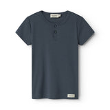 Børne-T-shirt i mørkeblå ribstrik med knapstolpe foran og korte ærmer