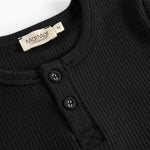 Sort T-shirt i ribstruktur med knapper ved halsen