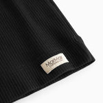 Sort T-shirt med mærketap ved ærmekant og søm