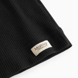 Sort T-shirt med mærketap ved ærmekant og søm
