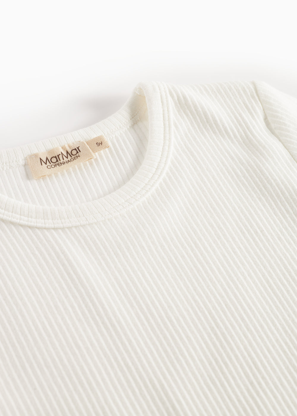Offwhite langærmet T-shirt med ribbet rund hals og mærkelabel ved kraven