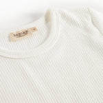 Offwhite langærmet T-shirt med ribbet rund hals og mærkelabel ved kraven