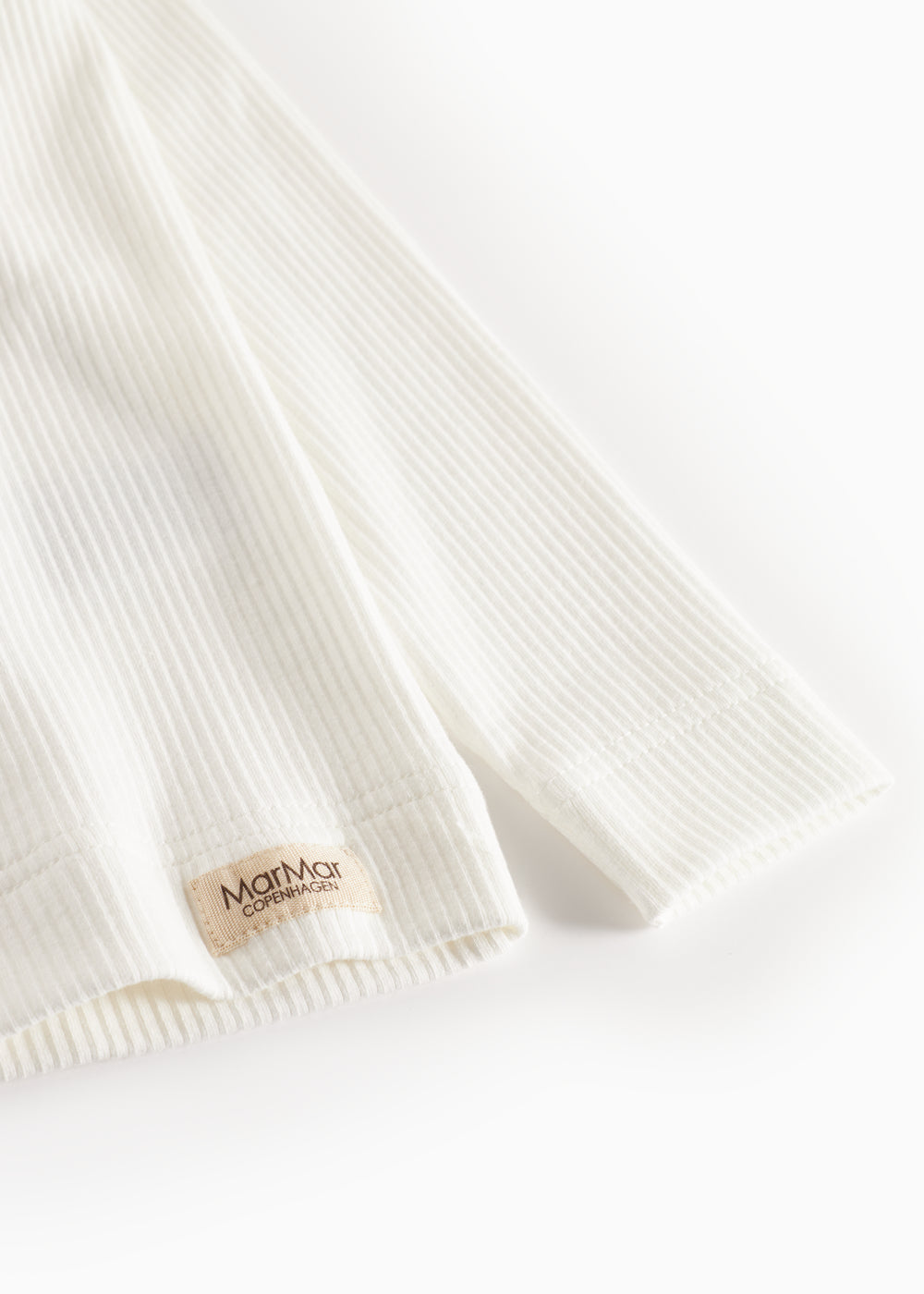 Offwhite langærmet T-shirt med ribstrikket manchet og mærkelabel ved nederkant