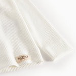 Offwhite langærmet T-shirt med ribstrikket manchet og mærkelabel ved nederkant