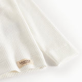 Offwhite langærmet T-shirt med ribstrikket manchet og mærkelabel ved nederkant
