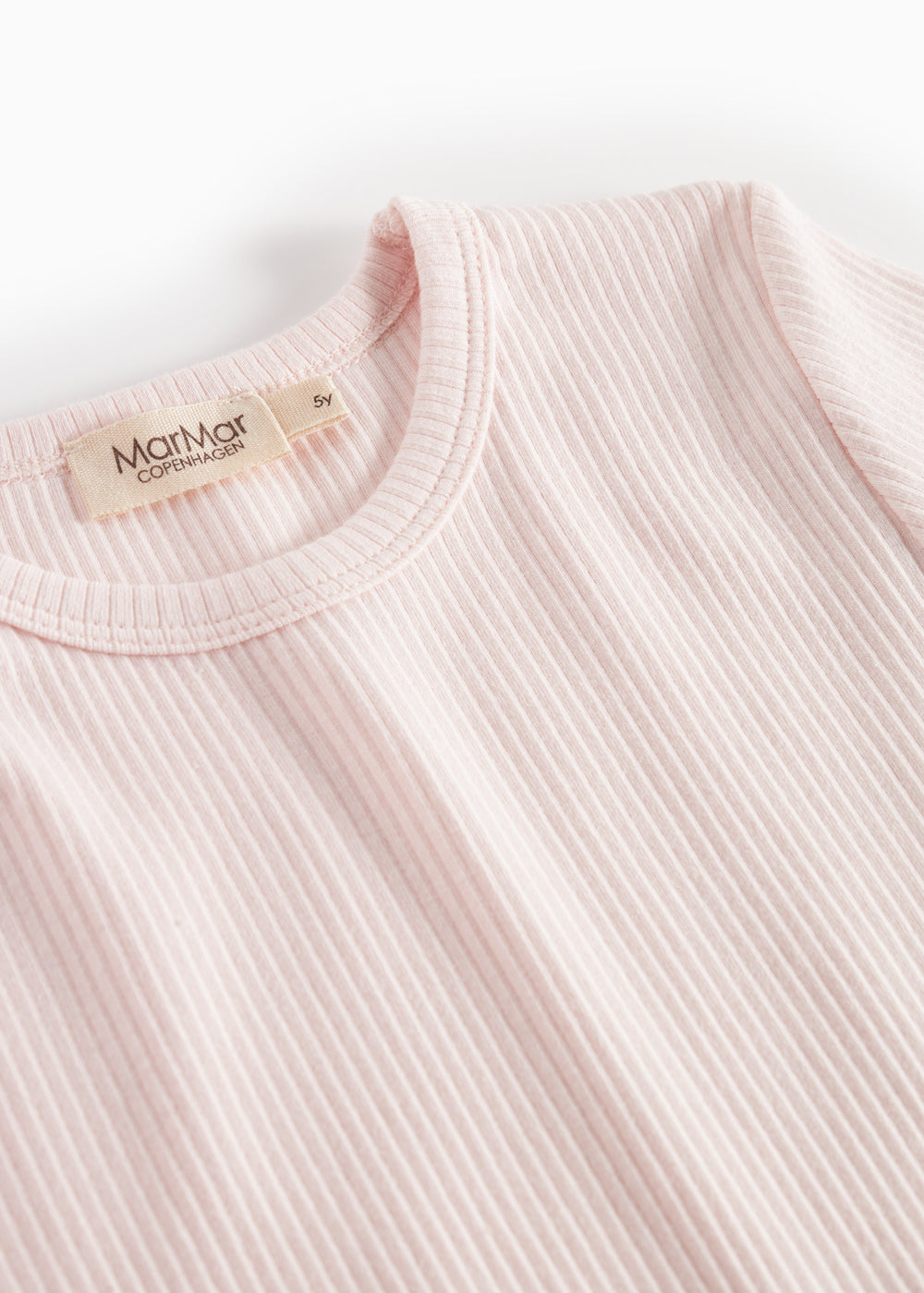 Langærmet T-shirt i lys rosa med ribbet halsudskæring og MarMar-mærke