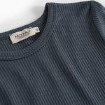 Langærmet T-shirt i mørk blå: rund hals og ribbet stof, nærbillede af mærke.