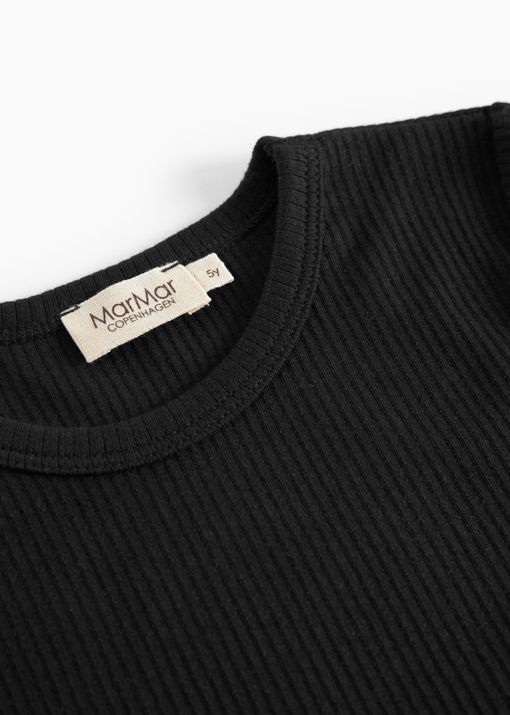 Sort langærmet T-shirt med ribbet halsudskæring og MarMar-mærke i nakken.
