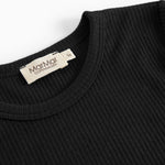 Sort langærmet T-shirt med ribbet halsudskæring og MarMar-mærke i nakken.