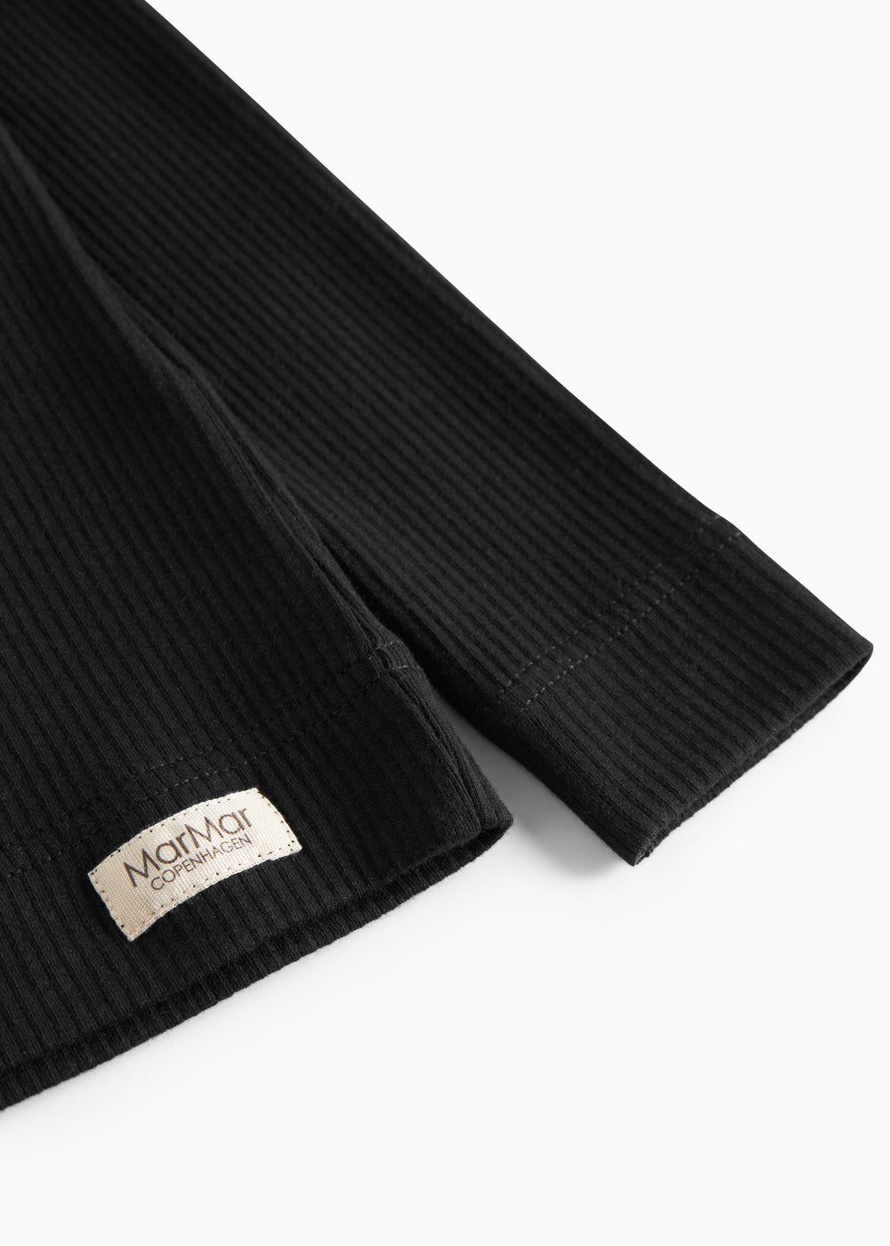 Sort langærmet T-shirt med ribbede manchetter og MarMar-mærkelabel ved søm.