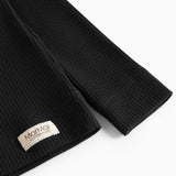 Sort langærmet T-shirt med ribbede manchetter og MarMar-mærkelabel ved søm.
