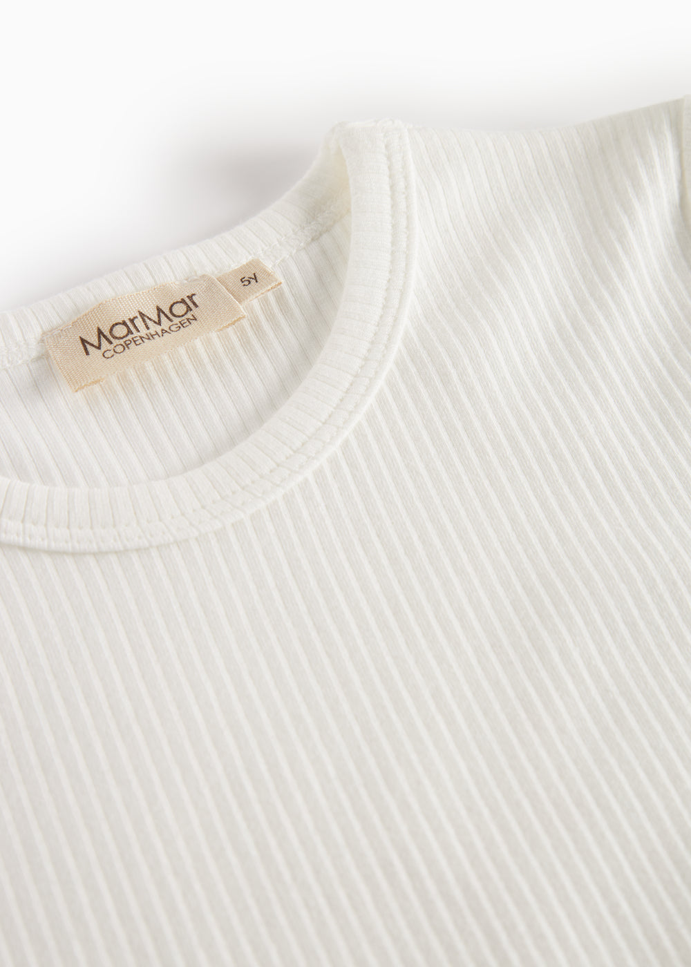 Hvid baby-T-shirt med rund hals og indvendigt mærke; ribbet, fintstribet stof