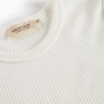 Hvid baby-T-shirt med rund hals og indvendigt mærke; ribbet, fintstribet stof