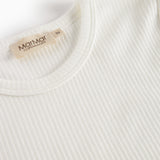 Hvid baby-T-shirt med rund hals og indvendigt mærke; ribbet, fintstribet stof