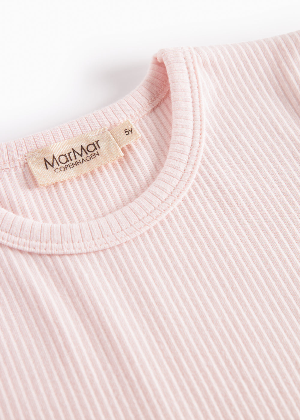 Lyserød stribet baby-T-shirt med rund halsudskæring og mærke ved kraven