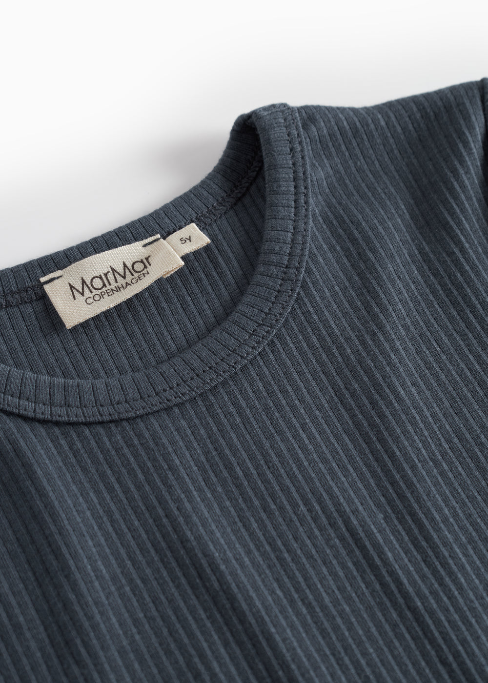 Mørkeblå kortærmet T-shirt med ribbet rund hals og mærkelabel ved halsen.