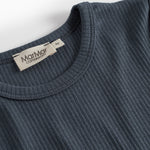 Mørkeblå kortærmet T-shirt med ribbet rund hals og mærkelabel ved halsen.