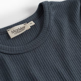 Mørkeblå kortærmet T-shirt med ribbet rund hals og mærkelabel ved halsen.