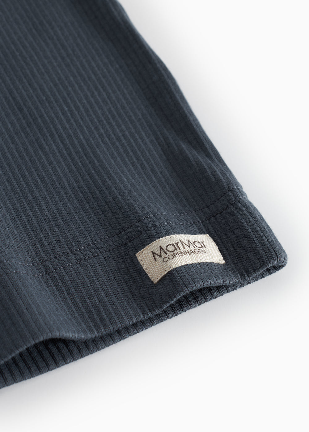 Mørkeblå kortærmet T-shirt med mærkelabel ved søm og ribkant i bunden.