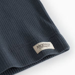 Mørkeblå kortærmet T-shirt med mærkelabel ved søm og ribkant i bunden.