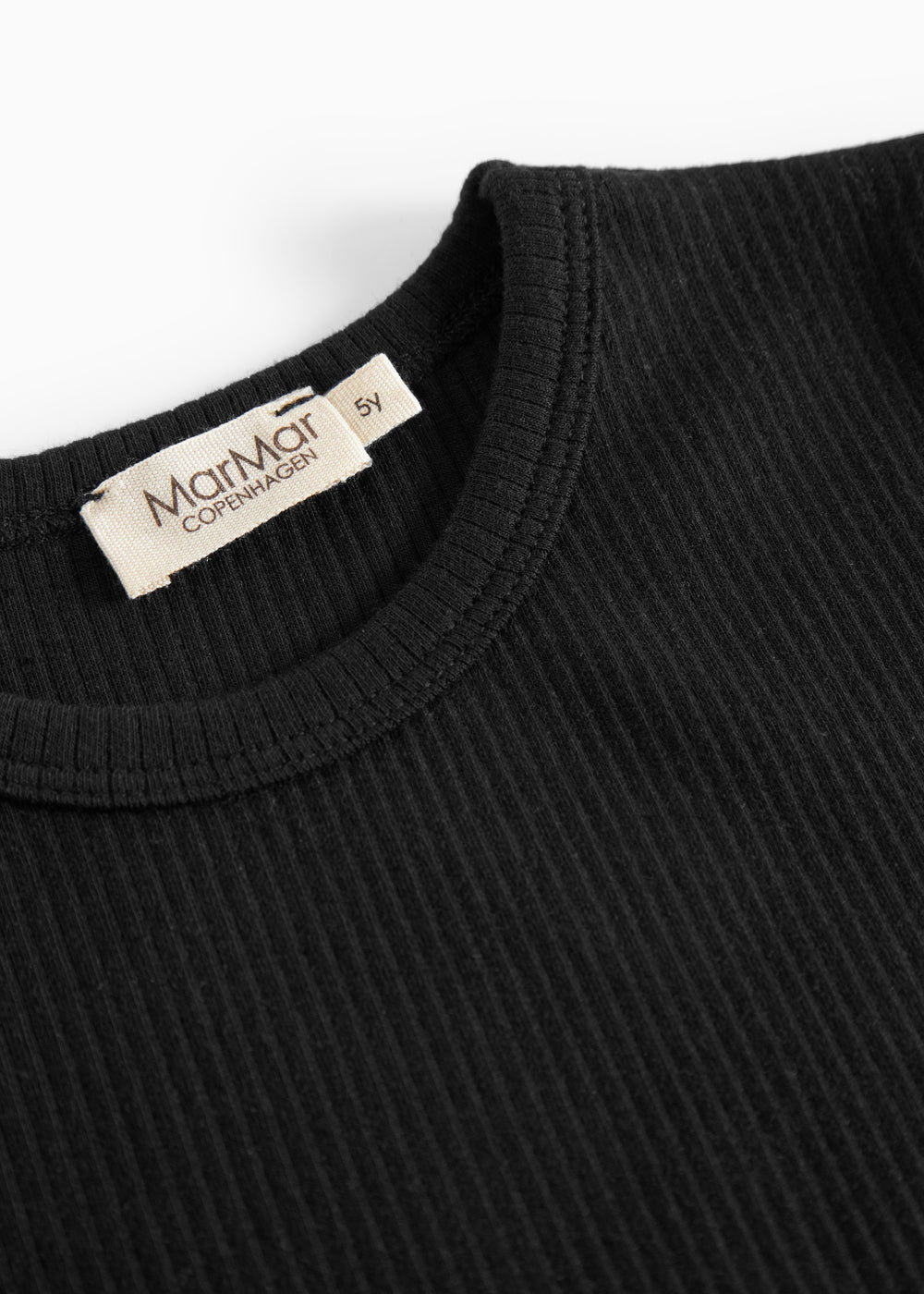 Sort kortærmet T-shirt med rund hals og mærkat i nakken