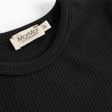 Sort kortærmet T-shirt med rund hals og mærkat i nakken