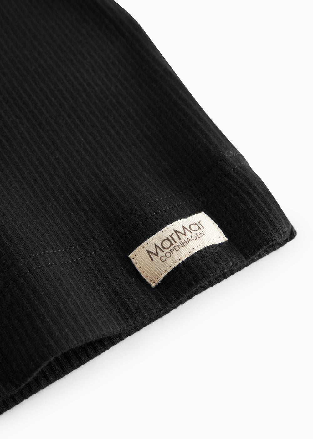 Sort kortærmet T-shirt med mærkat ved ærmekant