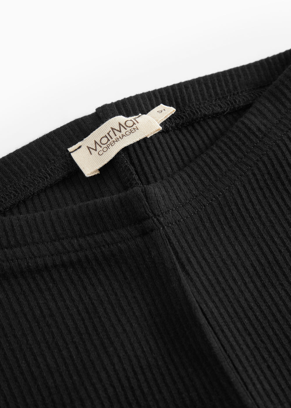 Sorte leggings med ribbet tekstur og mærkelabel ved taljen