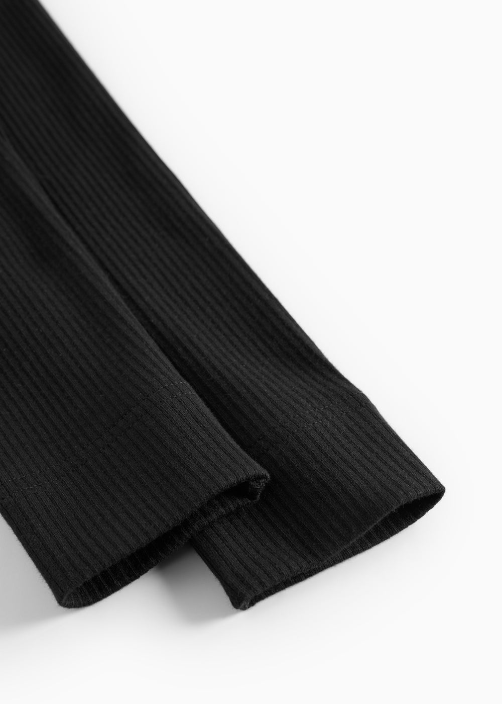 Sorte leggings med ribbet stof og smal kant ved benåbningen