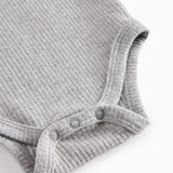 Ærmeløs bodystocking lysegrå melange med trykknapper ved skridt og ribkant