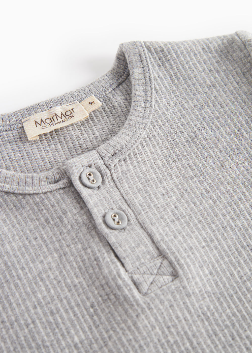 Detalje af halsudskæring på lys gråmeleret langærmet T-shirt med 2 knapper
