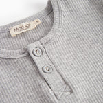 Detalje af halsudskæring på lys gråmeleret langærmet T-shirt med 2 knapper