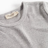 Lys grå melange T-shirt med ribbet hals og mærkat ved halsudskæring.