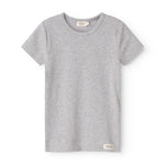 Kortærmet T-shirt i lys grå melange, rund hals og enkel front.