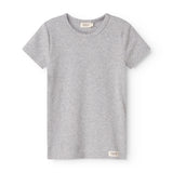 Kortærmet T-shirt i lys grå melange, rund hals og enkel front.