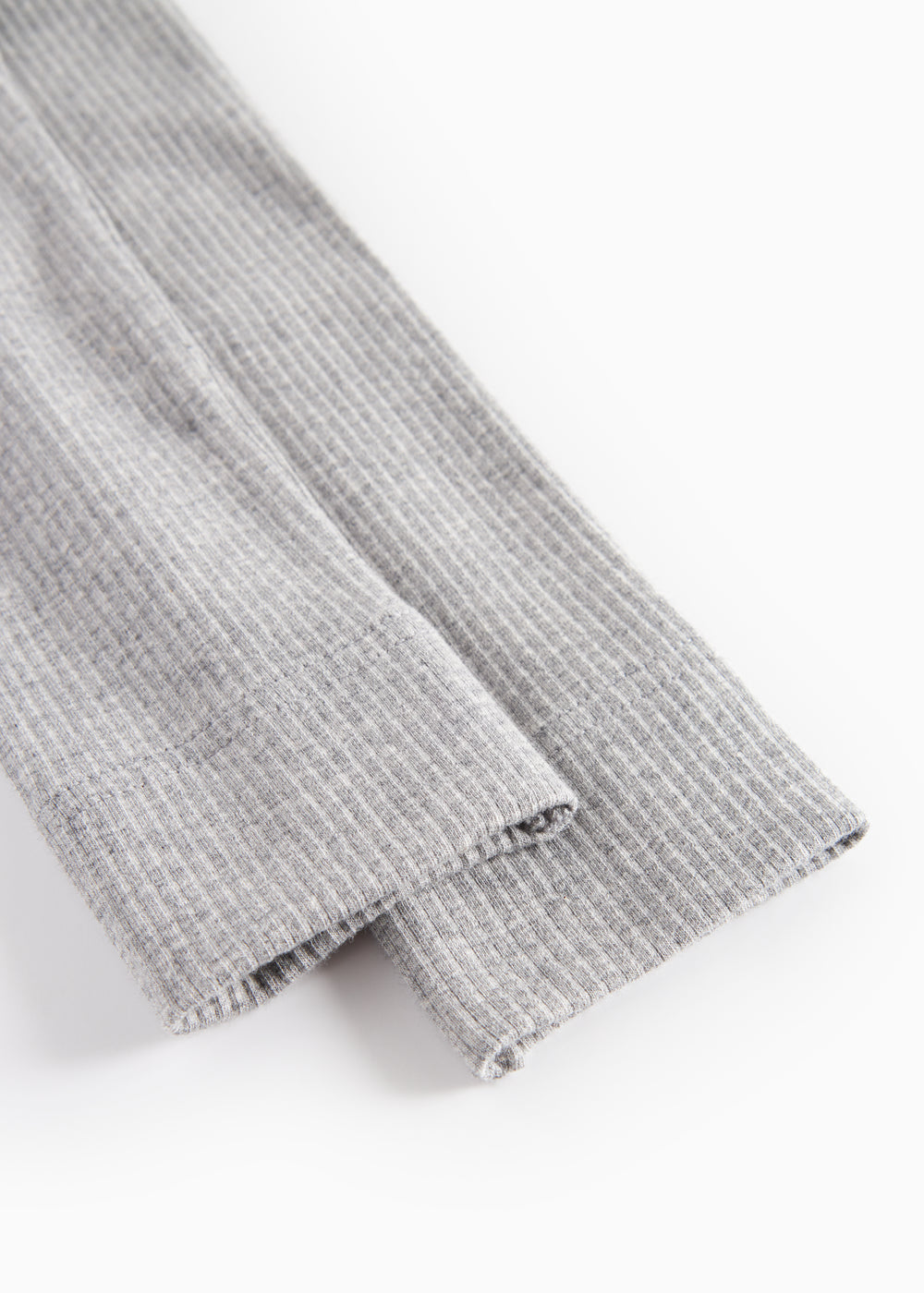 Lysegrå leggings med smal bukseafslutning og synlige sømkant ved ben