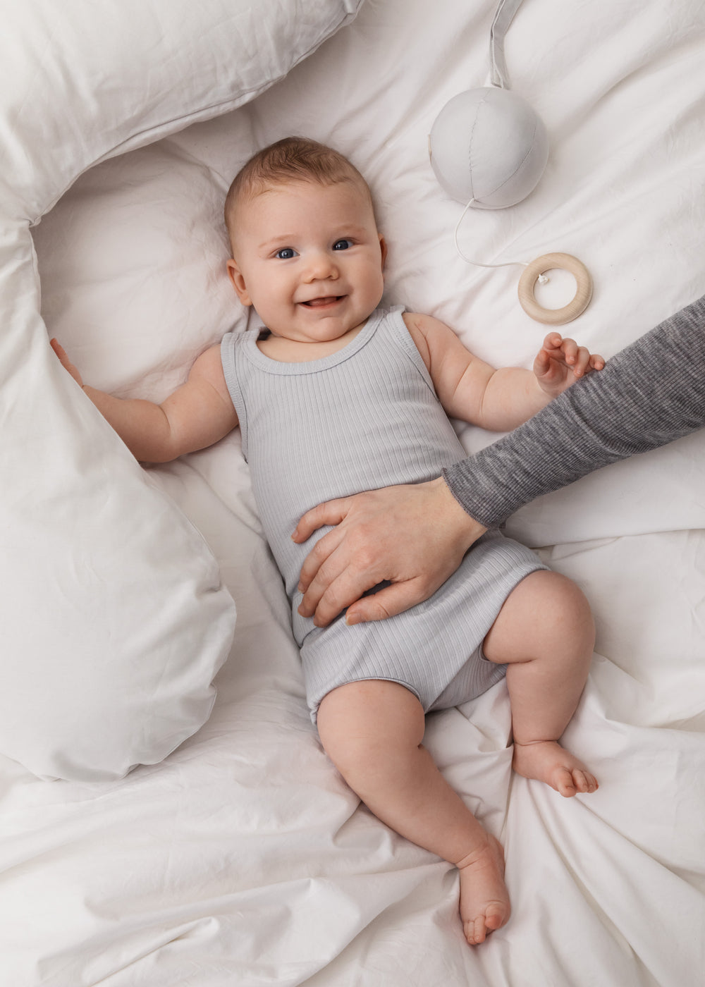 Baby i lyseblå underbukser med ribbet tekstur og elastik i taljen