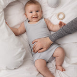 Babysinglet i lyseblå ribstrik, ærmeløs, på baby