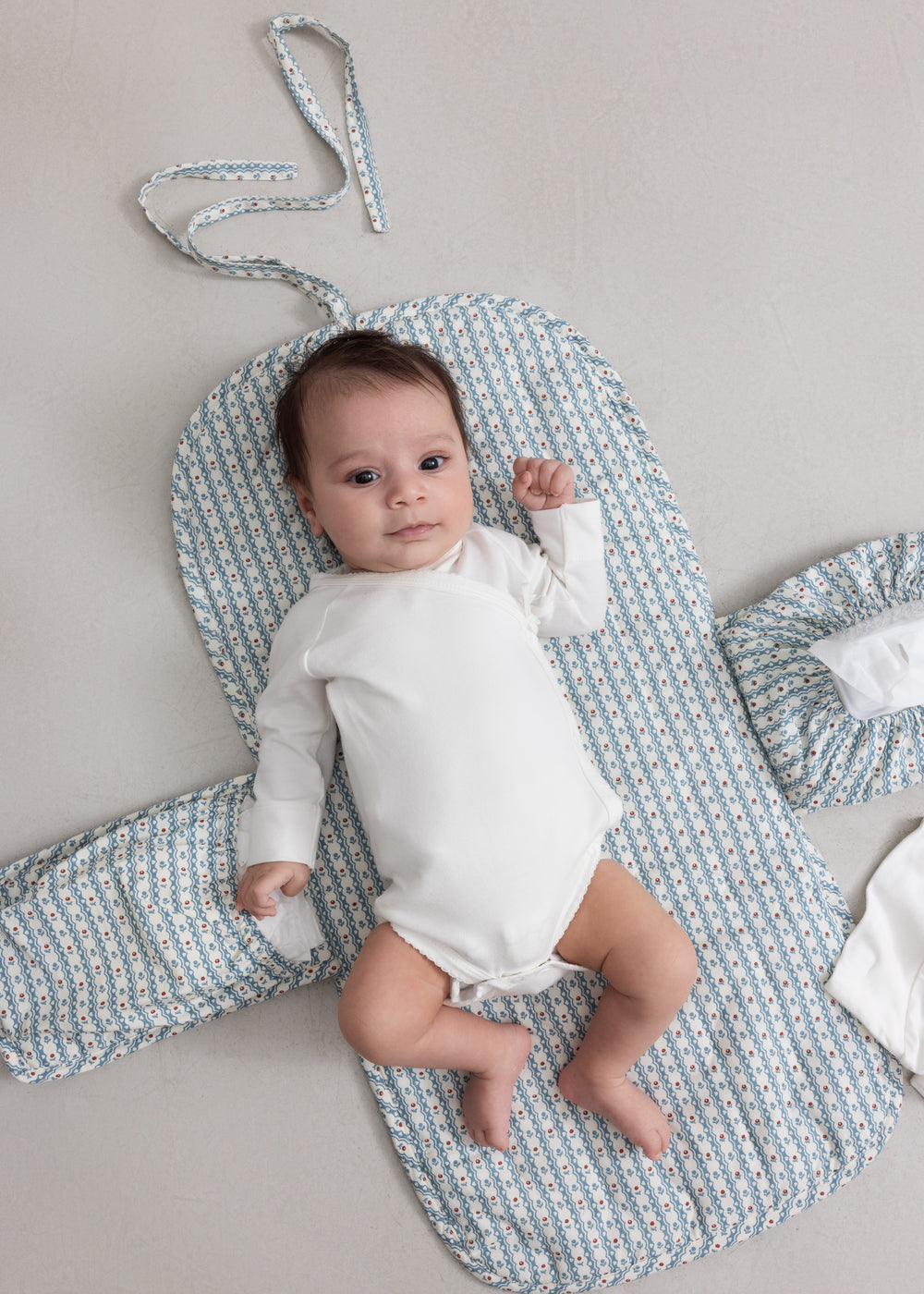 Hvid bodystocking med lange ærmer på baby