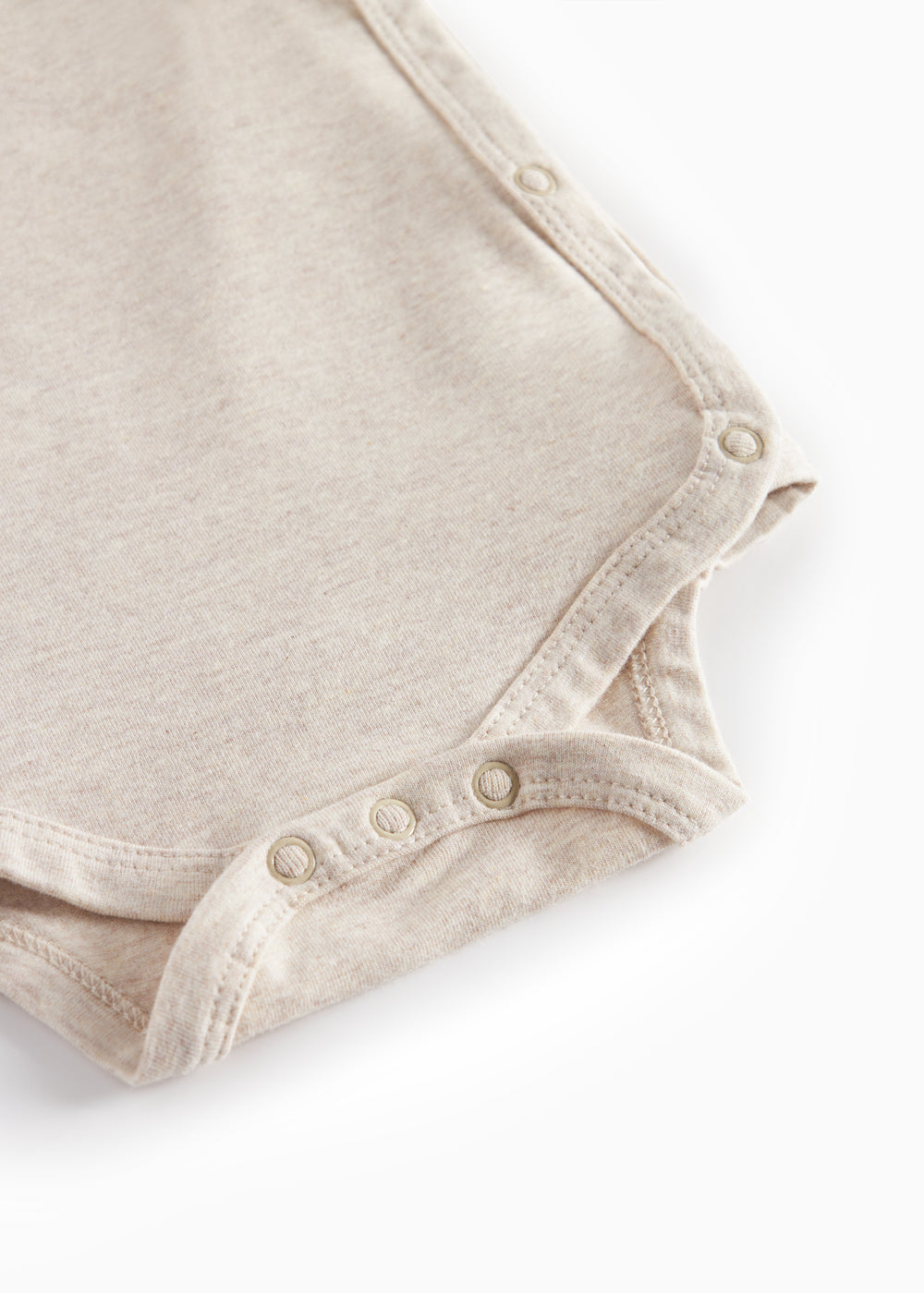 Beige bodystocking med trykknapper i benåbning og skrå søm